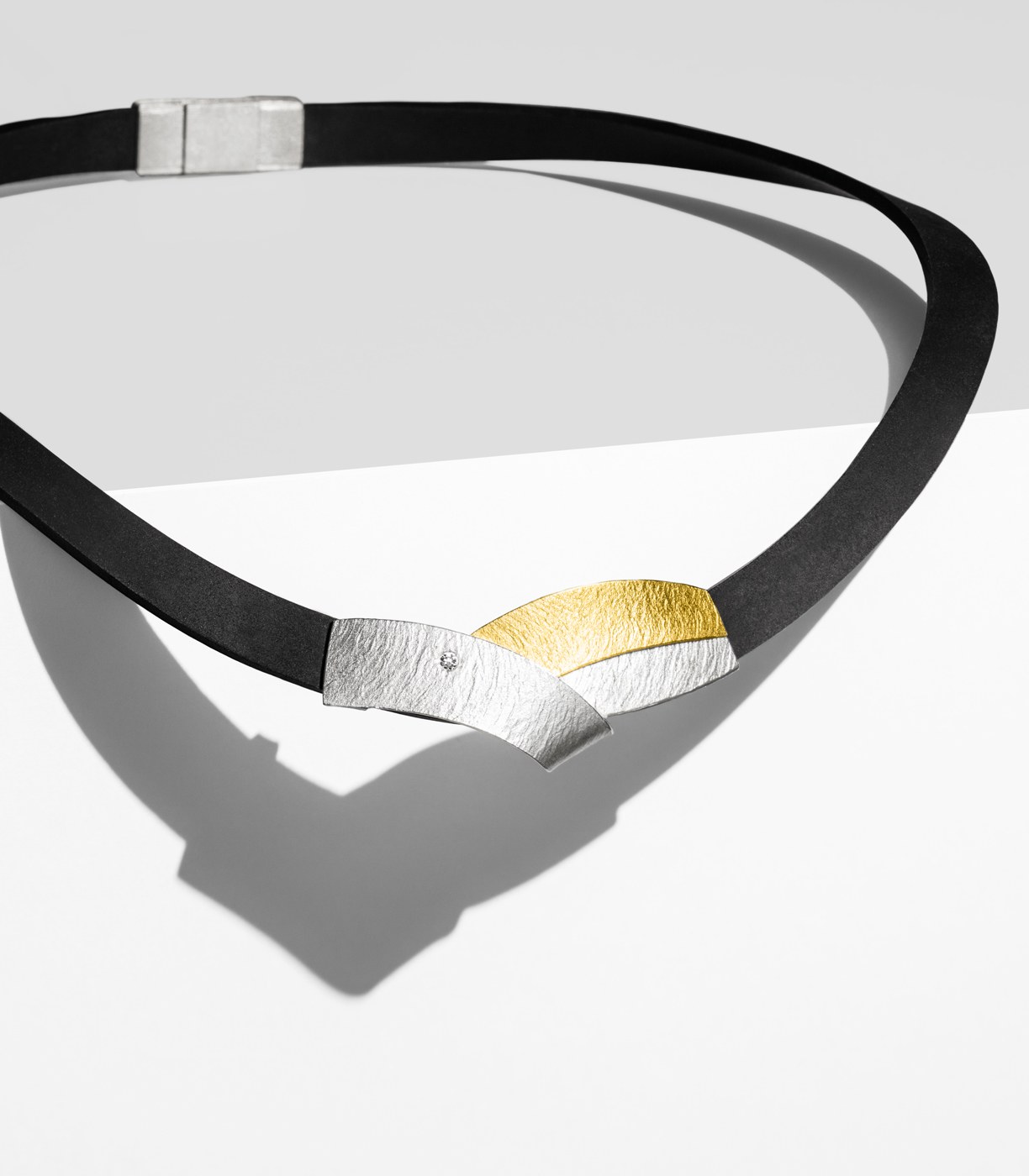 manu-schmuck-collier-kautschuk-silber-und-gold-brilliant